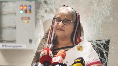 ক্ষতিগ্রস্ত মেট্রোরেলের স্টেশনে গণমাধ্যমে কথা বলছেন প্রধানমন্ত্রী শেখ হাসিনা (ছবি: ফোকাস বাংলা)