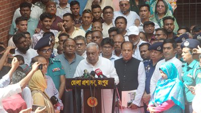 রংপুরে সাংবাদিকদের সঙ্গে কথা বলেন স্বরাষ্ট্রমন্ত্রী