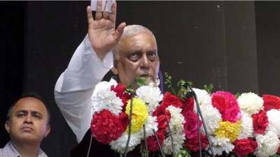 স্বরাষ্ট্রমন্ত্রী বক্তব্য দেওয়ার সময় বারবার কথা বলছিলেন আওয়ামী লীগ নেতারা