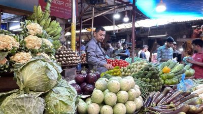 সরবরাহ বাড়লেও বাজারে ক্রেতার সংখ্যা কম থাকায় সবজির দাম কমে গেছে (ফাইল ছবি)