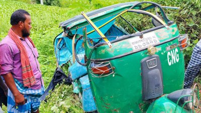 দুর্ঘটনায় দুমড়ে-মুচড়ে যাওয়া সিএনজিচালিত অটোরিকশা (ছবি: সংগৃহীত)