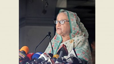 বিটিভি ভবনে ধ্বংসযজ্ঞের চিহ্ন দেখার পর দেশবাসীর উদ্দেশে বক্তব্য রাখেন প্রধানমন্ত্রী শেখ হাসিনা (ছবি: ফোকাস বাংলা)