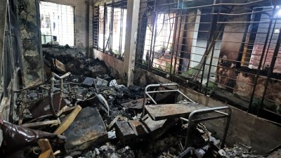 কোটা আন্দোলনকে কেন্দ্র করে চালানো নাশকতায় বিটিভি ভবনের মতো অনেক রাষ্ট্রীয় স্থাপনা-সম্পত্তি এখন শুধুই ধ্বংসস্তূপ (ছবি: ফোকাস বাংলা)