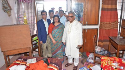 হল পরিদর্শন করছেন ঢাবি উপাচার্য (ছবি: ফোকাস বাংলা)