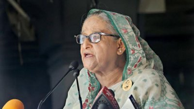 বিটিভি ভবন প্রাঙ্গণে গণমাধ্যমে কথা বলছেন প্রধানমন্ত্রী শেখ হাসিনা (ছবি: ফোকাস বাংলা)
