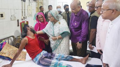 চিকিৎসাধীনদের খোঁজখবর নেন প্রধানমন্ত্রী শেখ হাসিনা (ছবি: ফোকাস বাংলা)