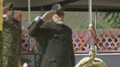 কার্গিল যুদ্ধে শহীদ সেনাদের প্রতি শ্রদ্ধা জানালেন মোদি। ছবি: ওয়েবসাইট থেকে।