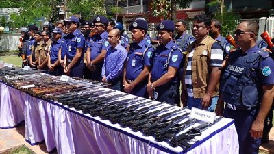 কারাগার থেকে লুট হওয়া ৮৫টি আগ্নেয়াস্ত্রের মধ্যে ২০টি চায়না রাইফেল, ১৫টি রাইফেল এবং ১০টি শটগানসহ এ পর্যন্ত ৪৫টি অস্ত্র উদ্ধার করা হয়েছে