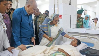 পঙ্গু হাসপাতালে আহতদের সঙ্গে কথা বলছেন প্রধানমন্ত্রী শেখ হাসিনা (ছবি: ফোকাস বাংলা)