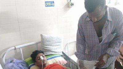 হাসপাতালে গুলিবিদ্ধ সন্তানের সেবা করছেন বাবা