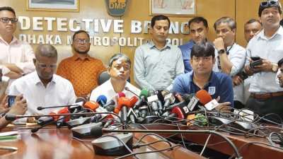 ডিবি কার্যালয়ে সংবাদ সম্মেলনে কথা বলেন ঢাকা মহানগর গোয়েন্দা পুলিশের (ডিবি) অতিরিক্ত উপ-পুলিশ কমিশনার মোহাম্মদ হারুন অর রশীদ