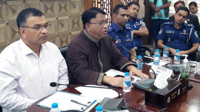 রবিবার দিনাজপুর জেলা প্রশাসক কার্যালয়ের সম্মেলন কক্ষে মতবিনিময় সভায় বক্তব্য রেখেছেন জাতীয় সংসদের হুইপ ইকবালুর রহিম