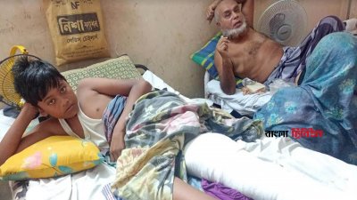 হাসপাতালের ক্যাজুয়ালটি বিভাগে চিকিৎসা নিচ্ছেন আরমান হোসেন ও মাদ্রাসাশিক্ষক মো. ওসমান