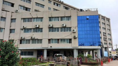 গৃহকর্তা আনিছুর রহমান ও তার মেয়ে সুমাইয়া খাতুনকে সাতক্ষীরা মেডিক্যাল কলেজ হাসপাতালে ভর্তি করা হয়েছে