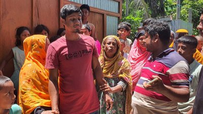 স্বজনদের আহাজারি (ছবি: বাংলা ট্রিবিউন)