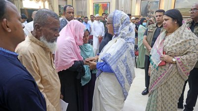 রংপুরে নিহত শিক্ষার্থী আবু সাঈদের পরিবারের কাছে আর্থিক সুবিধা হিসেবে পারিবারিক সঞ্চয়পত্র তুলে দেন প্রধানমন্ত্রী শেখ হাসিনা, ছবি: ফোকাস বাংলা