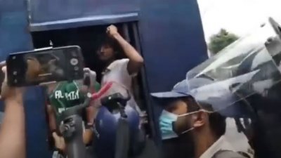 রাজধানীর বিভিন্ন স্থানে বিক্ষোভ চলাকালে আটক করে নেওয়া হয় আন্দোলনকারীদের