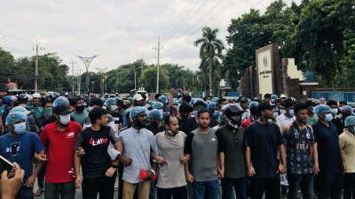 নয় দফা দাবি আদায়ে রাজশাহী-ঢাকা মহাসড়ক অবরোধ করে রাজশাহী বিশ্ববিদ্যালয়ের (রাবি) শিক্ষার্থীদের বিক্ষোভ