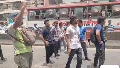 সায়েন্স ল্যাবে পুলিশ-শিক্ষার্থীদের মধ্যে ধাওয়া-পাল্টা ধাওয়া