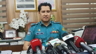 সাংবাদিকদের সঙ্গে কথা বলছেন ডিএমপির যুগ্ম-কমিশনার (অপারেশন্স) বিপ্লব কুমার সরকার