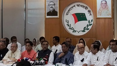 বৈঠকে  ওবায়দুল কাদেরসহ অন্য নেতারা