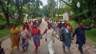 মুখে লাল কাপড় বেঁধে প্রতিবাদ জানান শিক্ষকরা