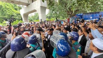 হাইকোর্টে বিএনপি-জামায়াতপন্থি আইনজীবীদের বিক্ষোভের চেষ্টা