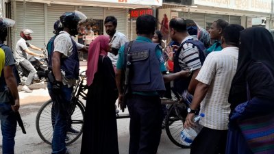 আন্দোলনকারীদের রিকশা করে বাড়ি পাঠিয়ে দিলো পুলিশ