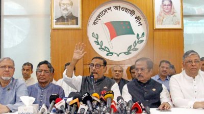 বঙ্গবন্ধু এভিনিউয়ে আওয়ামী লীগের কেন্দ্রীয় কার্যালয়ে সাংবাদিকদের যখন ওবায়দুল কাদের ব্রিফ করছিলেন, তখন পেছনে সাবেক ছাত্রনেতারা হট্টগোল শুরু করেন (ছবি: ফোকাস বাংলা)