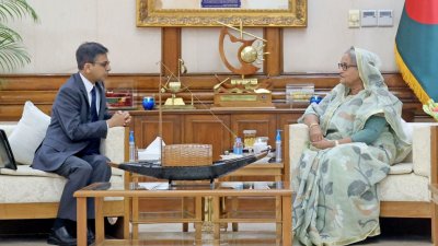 গণভবনে প্রধানমন্ত্রী শেখ হাসিনার সঙ্গে সাক্ষাৎ করেন ভারতের হাইকমিশনার প্রণয় ভার্মা, ছবি: ফোকাস বাংলা