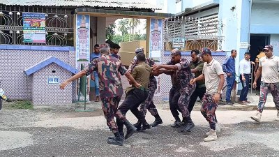 আনসার সদস্যকে টেনেহিঁচড়ে নিয়ে যাচ্ছেন বিজিবি সদস্যরা