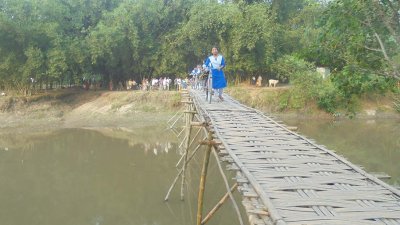 ঝুঁকি নিয়ে পার হতে হয় পথচারীদের (ছবি: বাংলা ট্রিবিউন)