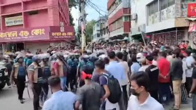 খুলনায় বৈষম্যবিরোধী ছাত্র আন্দোলনের ডাকা ‘মার্চ ফর জাস্টিস’ কর্মসূচি পালনকে কেন্দ্র করে শিক্ষার্থীদের সঙ্গে পুলিশের দফায় দফায় সংঘর্ষ