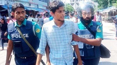 একজনকে গ্রেফতার করে নিয়ে যাচ্ছে