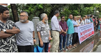 যশোর শহরের প্রেসক্লাবের সামনে উদীচী সমাবেশ