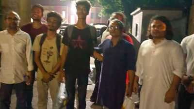 থানা থেকে শিক্ষার্থীদের ছাড়িয়ে আনলেন শিক্ষকরা (ছবি: বাংলা ট্রিবিউন)