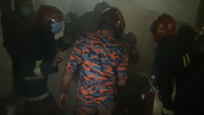 ফায়ার সার্ভিসের সদস্যরা এসে আগুন নিয়ন্ত্রণে আনেন (ছবি: বাংলা ট্রিবিউন)
