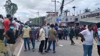 গাইবান্ধা শহরে বিক্ষোভ মিছিল এবং সড়ক অবরোধ করে ‘রিমেম্বারিং আওয়ার হিরোজ’ কর্মসূচি পালন করেছেন শিক্ষার্থীরা