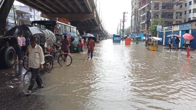 রাস্তাঘাট হাঁটু থেকে কোমর সমান পানিতে ডুবে গেছে (ছবি: বাংলা ট্রিবিউন)