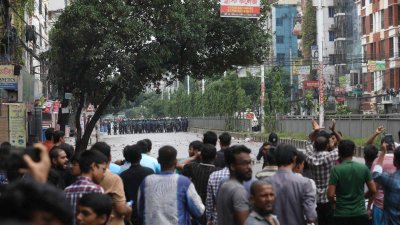 উত্তরায় আন্দোলনকারীদের সঙ্গে পুলিশ ও আওয়ামী লীগকর্মীদের ধাওয়া-পাল্টা ধাওয়া হয় (ছবি: নাসিরুল ইসলাম)