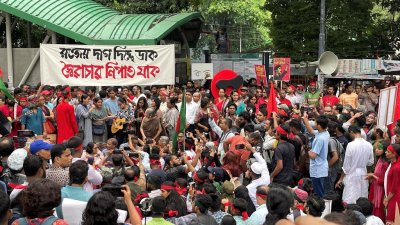 প্রেস ক্লাবের সামনে শিক্ষক-শিক্ষার্থীদের 'দ্রোহযাত্রা' সমাবেশ (ছবি: আসাদ আবেদীন জয়)