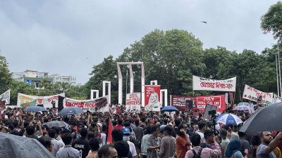 শহীদ মিনারে ঢোল বাজিয়ে সরকারবিরোধী স্লোগান দিতে থাকে আন্দোলনকারীরা