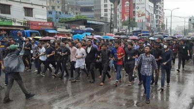 আন্দোলনে ব্র্যাক ইউনিভার্সিটির শিক্ষার্থীরা (ছবি: বাংলা ট্রিবিউন)