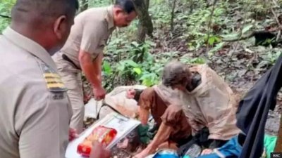 ভারতে জঙ্গল থেকে ললিতা কাইয়িকে উদ্ধার করার দৃশ্য। ছবি: বিবিসি