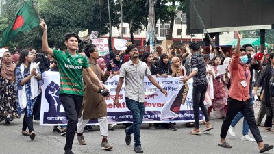 মিরপুরে শিক্ষার্থীদের বিক্ষোভ, শান্তিপূর্ণ অবস্থান নেওয়ার অনুরোধ পুলিশের