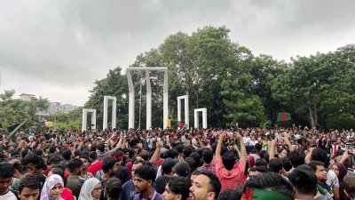 শহীদ মিনারে আন্দোলনকারীদের সমাবেশ (ছবি: আসাদ আবেদীন জয়)