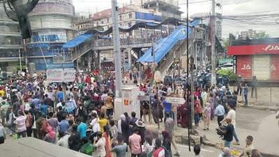 বসুন্ধরা মেইন গেট ও যমুনা ফিউচার পার্কের সামনে আন্দোলনকারীরা