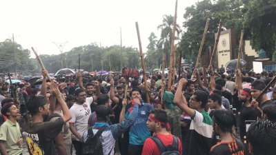শিক্ষার্থী-জনতার আন্দোলনে হামলা ও হত্যার প্রতিবাদ এবং নয় দফা দাবিতে রাজশাহীতে বিক্ষোভ