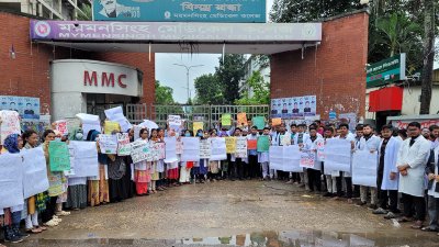 শিক্ষার্থীদের সঙ্গে যোগ দেন শিক্ষকরাও (ছবি: বাংলা ট্রিবিউন)