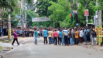 আশপাশে আইনশৃঙ্খলা বাহিনীর উপস্থিতিও দেখা গেছে (ছবি: বাংলা ট্রিবিউন)